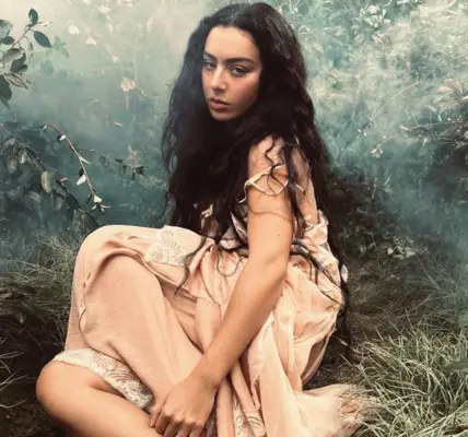 Charli XCX: Muzyczna Rewolucja i Nowe Horyzonty