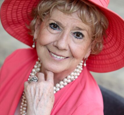 Emilia Krakowska: Życie i Kariera Legendy Teatru