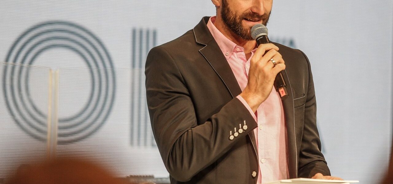 Maciej Dowbor – Jak stał się ikoną polskiej telewizji?