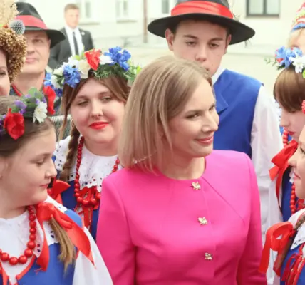 Marta Nawrocka: Młoda Artystka Zyskująca Rozgłos