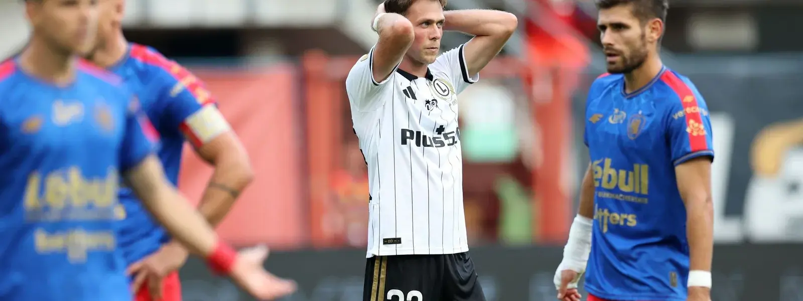 Piast wyrwał punkty Legii w cieniu dramatu - SportoweFakty