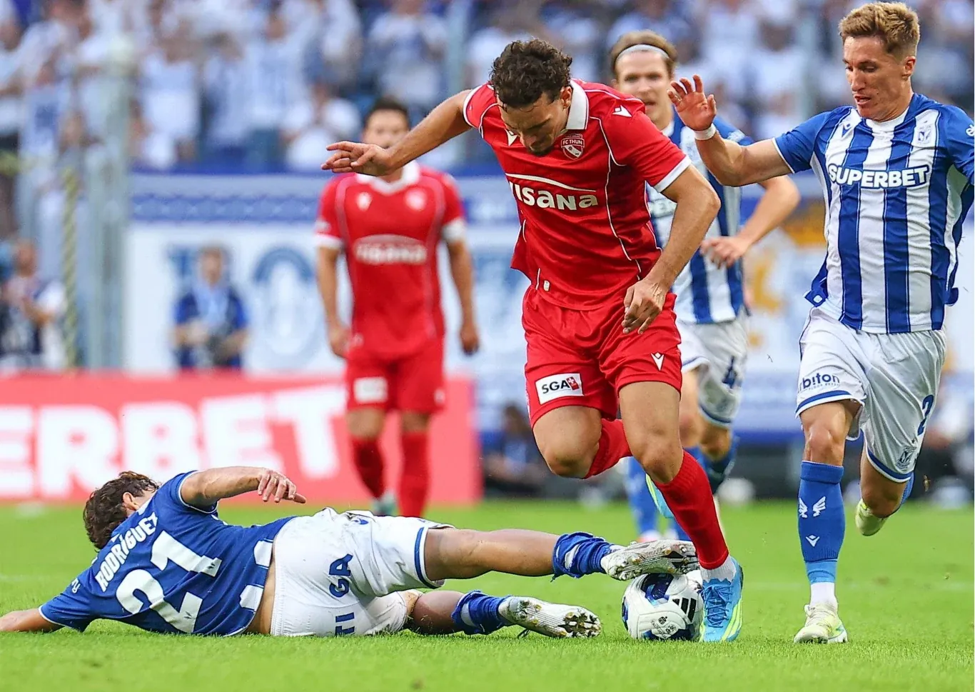 Valmir Matoshi walczy o piłkę podczas meczu eliminacji Ligi Europy z Lechem Poznań