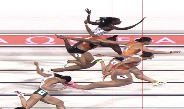 Ujęcie z fotofiniszu biegu na 100 m przez płotki na ME