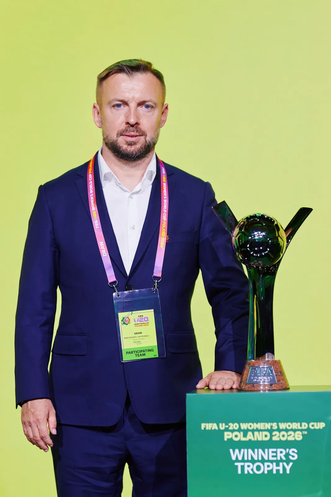 Selekcjoner Marcin Kasprowicz z trofeum dla zwycięzcy MŚ U-20 kobiet
