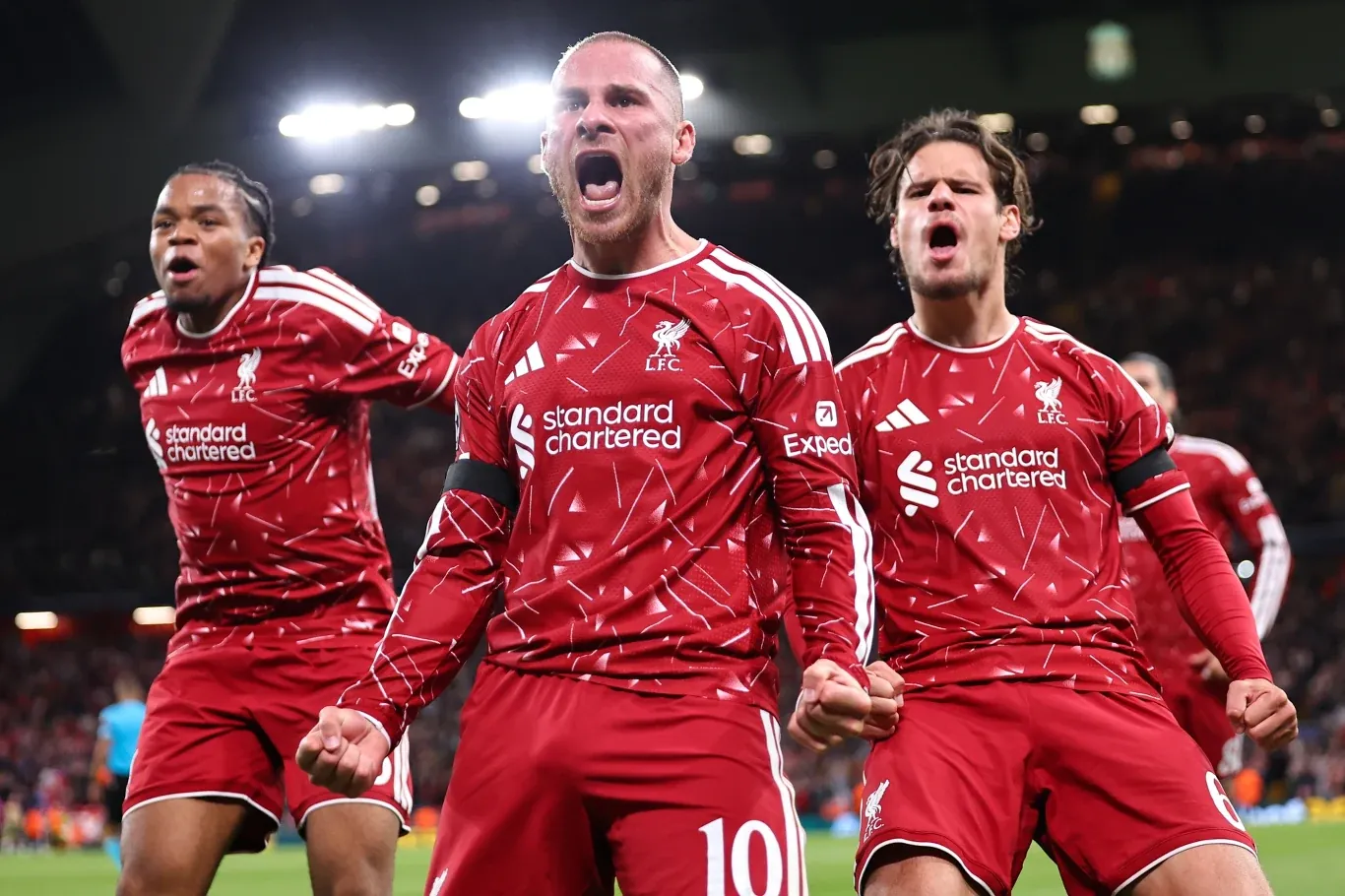 Trzech piłkarzy Liverpoolu świętuje zdobycie bramki podczas meczu z Atletico Madryt.